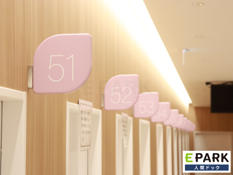 女性検査エリア：ピンクのイメージカラーで明るい室内