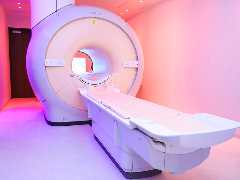 当院のMRIです。頭部～腹部～骨盤までMRI検査を実施します。（頭部・頸部はMRA検査も実施）