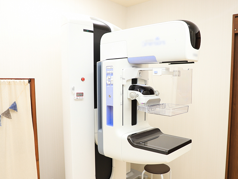 マンモグラフィ検査を実施します。超音波では見つけにくい、石灰化を伴う早期の乳がんを見つけることが期待できます。女性技師が対応します。