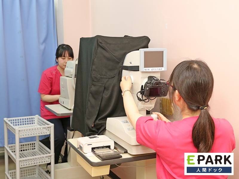 眼底眼圧検査を行う検査技師。