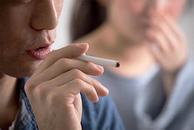 非喫煙者の女性でも配偶者が喫煙者の場合に肺腺がんが発生する確率が高まることがわかっています