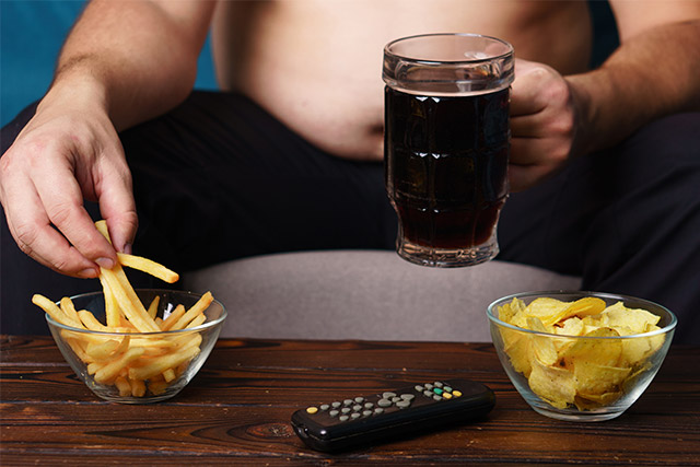 偏った食事や運動不足、喫煙、ストレスなど、悪い生活習慣は動脈硬化の原因に