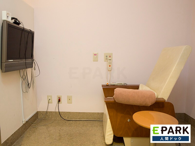 PET安静室には各室にテレビ、リクライニングシート、ナースコールを備えております。