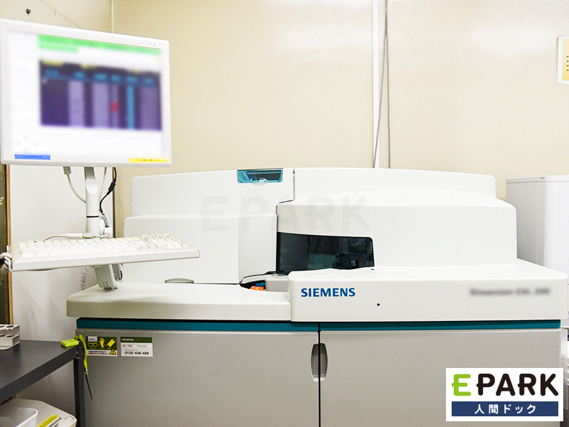 臨床化学小型自動分析装置を導入し、採血結果を検査当日にお伝えしています。