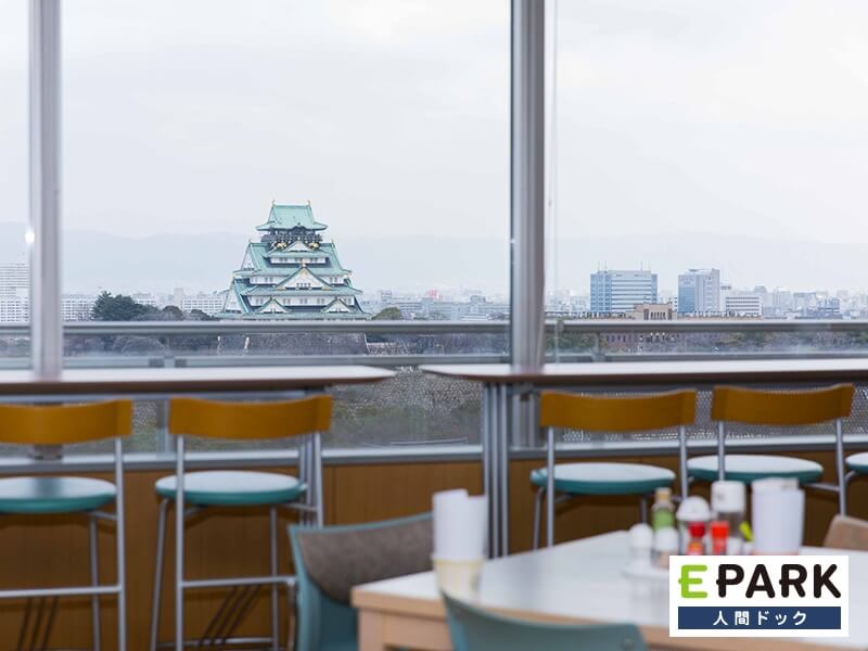 最上階のレストランからは大阪城を眺めることもできます。