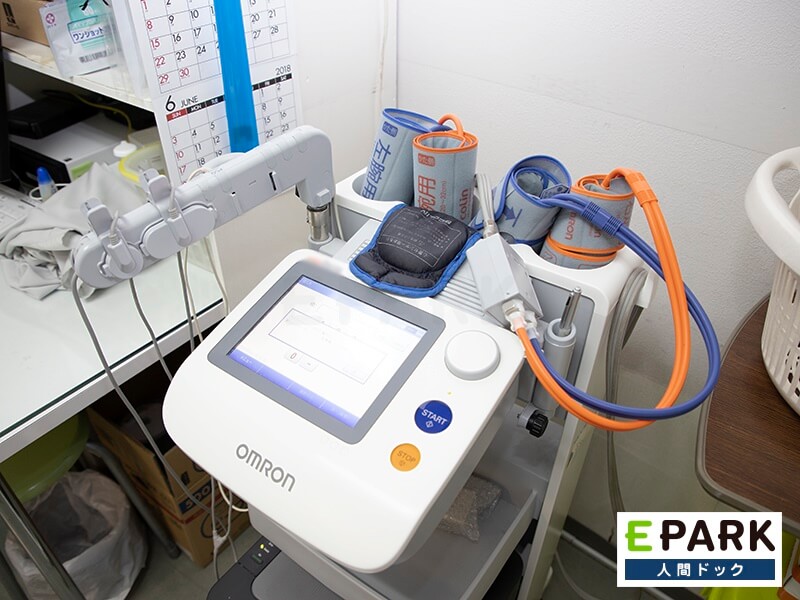 こちらの機器で血圧脈波測定を行います。