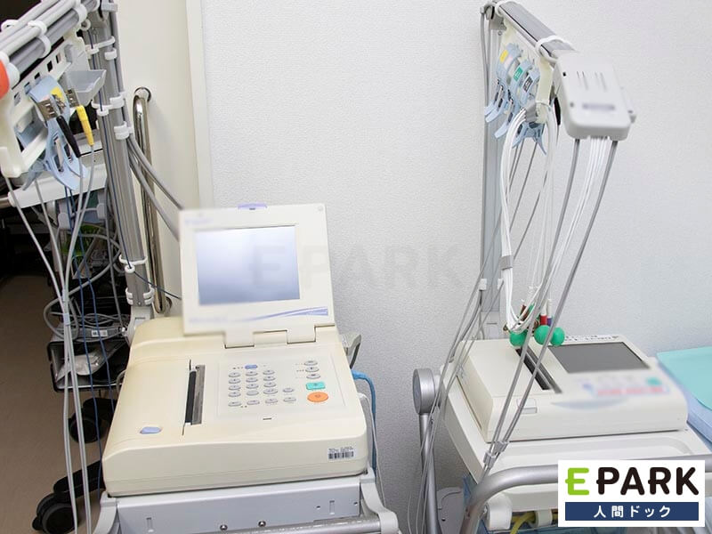 左の検査機器で血圧脈波を測定し、右の検査機器で心電図検査を行います。