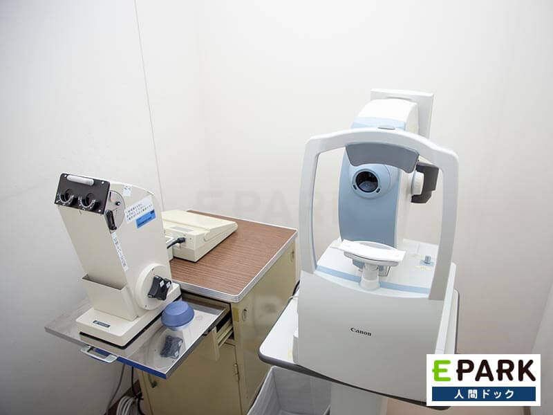 視力検査機器と眼底検査機器です。